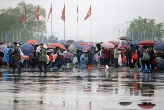 노동당 대회 축하공연 앞둔 김일성광장 표정    (평양 AP=연합뉴스) 36년만에 열리는 북한 제7차 노동당 대회 개막일인 6일(현지시간) 당대회 개최 축하 공연이 벌어질 평양 김일성광장에 많은 사람들이 모여 꽃다발을 들고 기다리고 있다.      ymarshal@yna.co.kr  (끝)